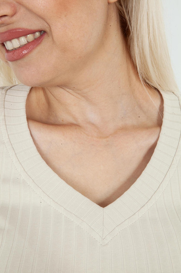 Sabra elegancka bluzka damska z naszywką O09KW4898 - beż