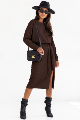 Prążkowana sukienka damska z wiskozy 82137 - czekoladowy