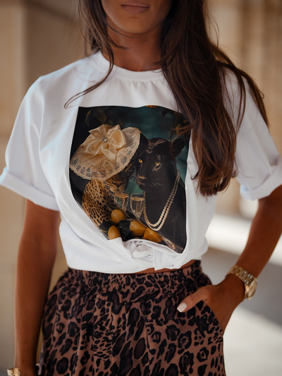 T-shirt damski o luźnym kroju z ozdobnym printem 0106