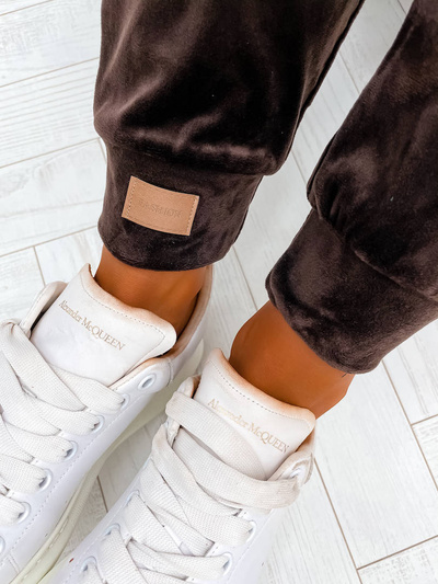 Welurowy komplet dresowy z ozdobnymi tasiemkami 637 - czekoladowy