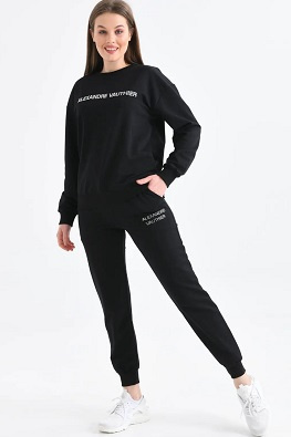 Dres damski z ozdobnym napisem - czarny