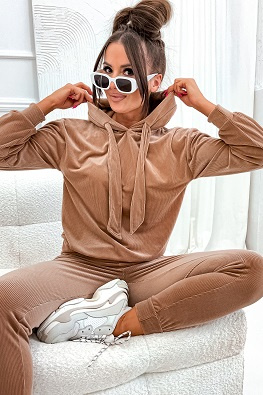 Welurowy komplet dresowy w prążek - camelowy